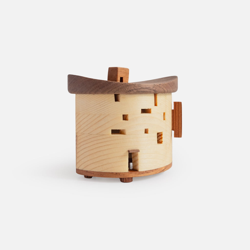 Bistro miniature en bois au bord du lac avec lumière LED
