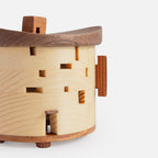 Bistro miniature en bois au bord du lac avec lumière LED