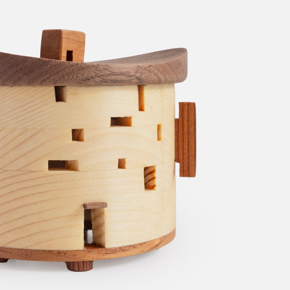Bistro miniature en bois au bord du lac avec lumière LED