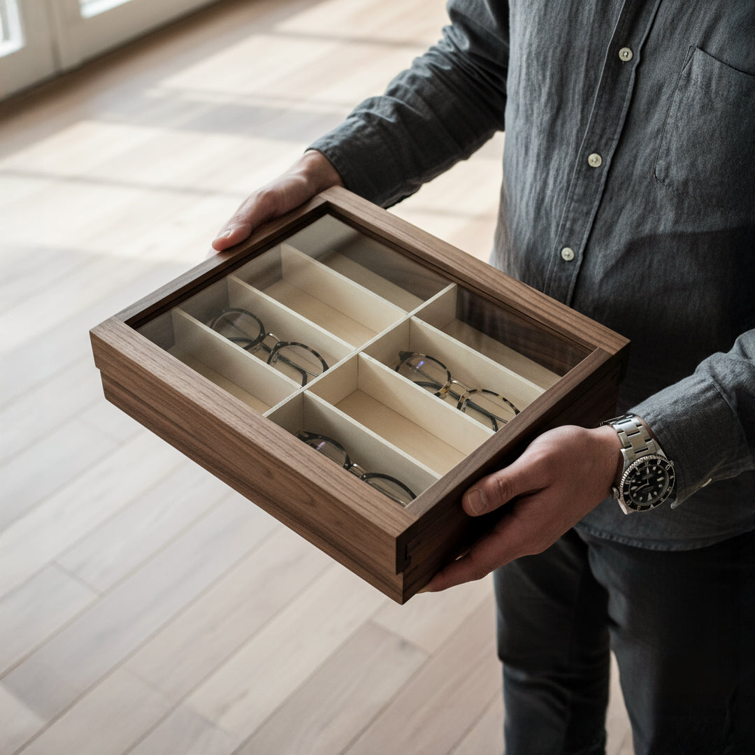 Présentoir à lunettes en noyer noir avec porte coulissante