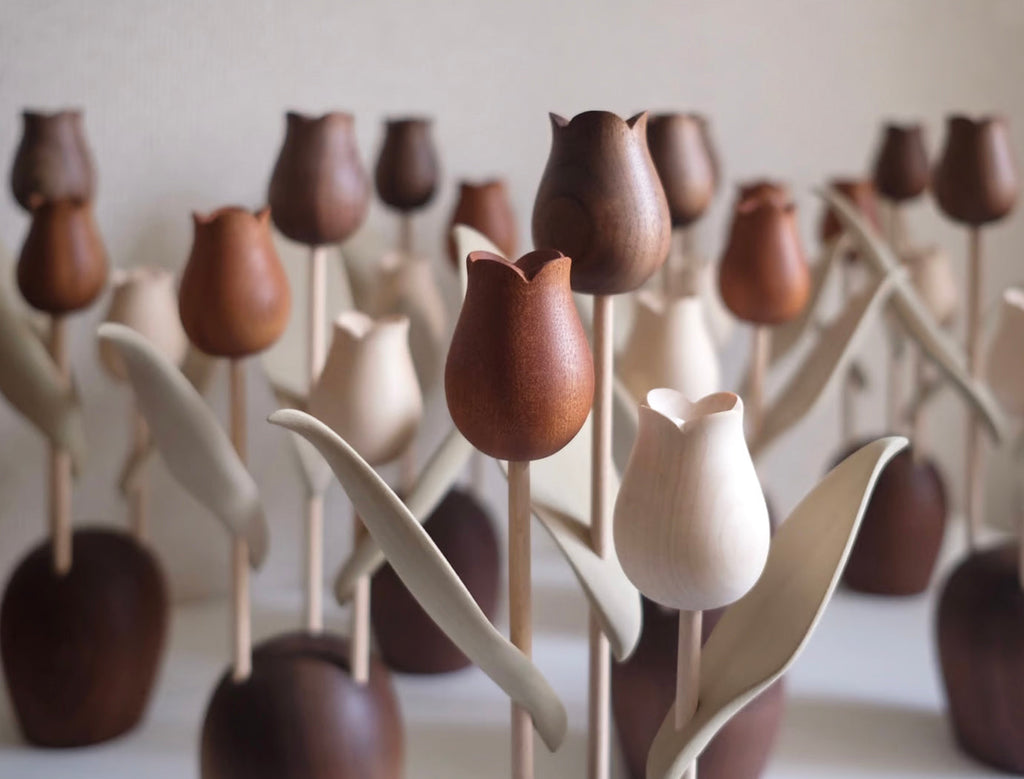 Sculpture de tulipe en bois fabriquée à la main